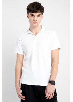 Biała koszulka polo REGULAR z krótkim rękawem z minimalistycznym haftem, Rozmiar - 146, Kolor - Biały ze sklepu REPORTER w kategorii T-shirty chłopięce - zdjęcie 189108121