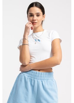 Biały CROP TOP z minimalistycznym nadrukiem, Rozmiar - 140, Kolor - Biały ze sklepu REPORTER w kategorii Bluzki dziewczęce - zdjęcie 189108160