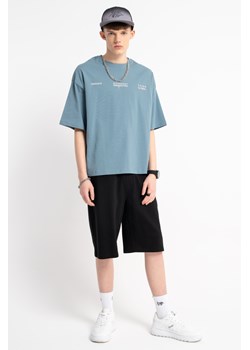 Czarne krótkie spodenki dresowe REGULAR z kontrastowym nadrukiem na nogawce, Rozmiar - 140, Kolor - Czarny ze sklepu REPORTER w kategorii Spodenki chłopięce - zdjęcie 189108212