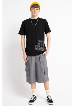 Szare krótkie spodenki REGULAR z przestrzennymi kieszeniami, Rozmiar - 146, Kolor - Szary ze sklepu REPORTER w kategorii Spodenki męskie - zdjęcie 189108370