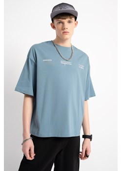 Niebieski t-shirt BOXY z minimalistyczną grafiką z przodu, Rozmiar - 152, Kolor - Niebieski ze sklepu REPORTER w kategorii T-shirty chłopięce - zdjęcie 189108393