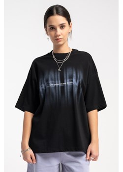 Czarny t-shirt OVERSIZE z kolorowym nadrukiem na wysokości piersi, Rozmiar - 140, Kolor - Czarny ze sklepu REPORTER w kategorii Bluzki dziewczęce - zdjęcie 189108474