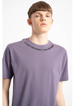 Fioletowy t-shirt REGULAR z minimalistycznym nadrukiem przy dekolcie, Rozmiar - 140, Kolor - Fioletowy ze sklepu REPORTER w kategorii T-shirty chłopięce - zdjęcie 189108522