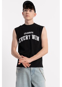 Czarny t-shirt REGULAR bez rękawów z nadrukiem z przodu, Rozmiar - 146, Kolor - Czarny ze sklepu REPORTER w kategorii T-shirty chłopięce - zdjęcie 189108624