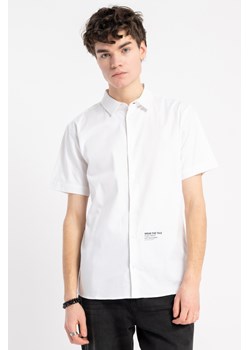 Biała koszula REGULAR z minimalistycznym nadrukiem z krótkim rękawem, Rozmiar - 170, Kolor - Biały ze sklepu REPORTER w kategorii Koszule chłopięce - zdjęcie 189108692