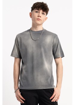 Szary t-shirt REGULAR z efektem sprania, Kolor - Szary, Rozmiar - 182 ze sklepu REPORTER w kategorii T-shirty chłopięce - zdjęcie 189108720