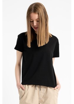 Czarny t-shirt REGULAR z minimalistyczną naszywką z przodu, Rozmiar - 140, Kolor - Czarny ze sklepu REPORTER w kategorii Bluzki dziewczęce - zdjęcie 189108782