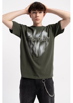 Ciemnozielony t-shirt LOOSE z autorską grafiką z przodu, Rozmiar - 146, Kolor - Ciemna zieleń ze sklepu REPORTER w kategorii T-shirty chłopięce - zdjęcie 189109213