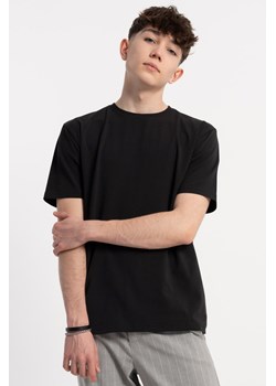 Czarny t-shirt REGULAR bez nadruków, Rozmiar - 140, Kolor - Czarny ze sklepu REPORTER w kategorii T-shirty chłopięce - zdjęcie 189109322