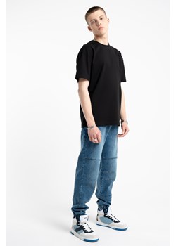 Niebieskie spodnie jeansowe typu joggery z modnymi przeszyciami, Rozmiar - 140, Kolor - Niebieski ze sklepu REPORTER w kategorii Spodnie chłopięce - zdjęcie 189109351