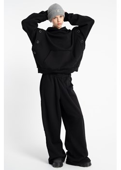 Czarne spodnie dresowe WIDE LEG z metalowymi oczkami, Rozmiar - 140, Kolor - Czarny ze sklepu REPORTER w kategorii Spodnie dziewczęce - zdjęcie 189109472