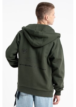 Ciemnozielona bluza REGULAR z kapturem z autorską grafiką z tyłu, Rozmiar - 140, Kolor - Ciemna zieleń ze sklepu REPORTER w kategorii Bluzy chłopięce - zdjęcie 189109552