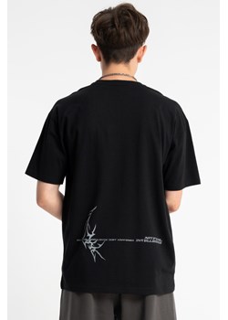 Czarny t-shirt LOOSE z autorską grafiką z tyłu, Rozmiar - 140, Kolor - Czarny ze sklepu REPORTER w kategorii T-shirty chłopięce - zdjęcie 189109630