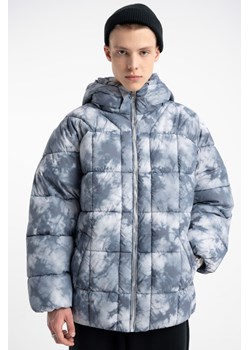 Szara pikowana ocieplana kurtka z nadrukiem na całości, Rozmiar - 140, Kolor - Szary ze sklepu REPORTER w kategorii Kurtki chłopięce - zdjęcie 189109743