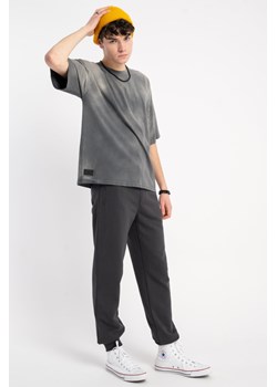 Ciemnoszare spodnie dresowe REGULAR bez nadruków, Rozmiar - 140, Kolor - Ciemny szary ze sklepu REPORTER w kategorii Spodnie chłopięce - zdjęcie 189109802