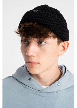Czarna czapka zimowa z naszywką, Rozmiar -  r2, Kolor - Czarny ze sklepu REPORTER w kategorii Czapki dziecięce - zdjęcie 189109952