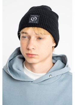 Czarna czapka zimowa z naszywką, Rozmiar -  r2, Kolor - Czarny ze sklepu REPORTER w kategorii Czapki dziecięce - zdjęcie 189110331