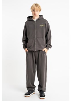 Ciemnoszare spodnie dresowe OVERSIZE z nadrukiem na nogawce, Rozmiar - 146, Kolor - Szary ze sklepu REPORTER w kategorii Spodnie chłopięce - zdjęcie 189110633