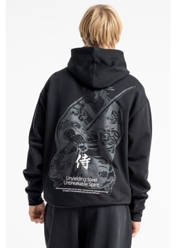 Czarna bluza REGULAR z kapturem z autorska grafiką z tyłu, Rozmiar - 140, Kolor - Czarny ze sklepu REPORTER w kategorii Bluzy chłopięce - zdjęcie 189110650