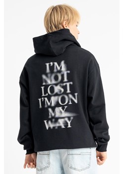 Czarna bluza REGULAR z kapturem z autorska grafiką z tyłu, Rozmiar - 146, Kolor - Czarny ze sklepu REPORTER w kategorii Bluzy chłopięce - zdjęcie 189110691
