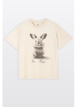 Kremowy t-shirt COMFORT z autorską grafiką z przodu, Rozmiar - 140, Kolor - Beżowy ze sklepu REPORTER w kategorii Bluzki dziewczęce - zdjęcie 189110860