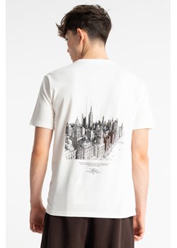 Biały t-shirt REGULAR z autorską grafiką z tyłu, Rozmiar - 140, Kolor - Beżowy ze sklepu REPORTER w kategorii T-shirty chłopięce - zdjęcie 189110951