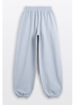 Jasnoniebieskie spodnie dresowe OVERSIZE bez nadruków, Rozmiar - 146, Kolor - Niebieski ze sklepu REPORTER w kategorii Spodnie dziewczęce - zdjęcie 189110992