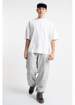 Szare spodnie dresowe BAGGY z przeszyciami na nogawce, Rozmiar - 140, Kolor - Szary ze sklepu REPORTER w kategorii Spodnie chłopięce - zdjęcie 189111063