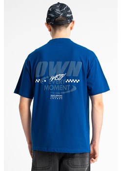 Niebieski t-shirt LOOSE z autorską grafiką z przodu, Rozmiar - 140, Kolor - Granatowy ze sklepu REPORTER w kategorii T-shirty chłopięce - zdjęcie 189111112