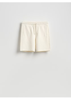 Reserved - Dresowe szorty regular fit - złamana biel ze sklepu Reserved w kategorii Spodnie męskie - zdjęcie 189111854