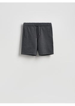 Reserved - Dresowe szorty regular fit - ciemnoszary ze sklepu Reserved w kategorii Spodnie męskie - zdjęcie 189111860