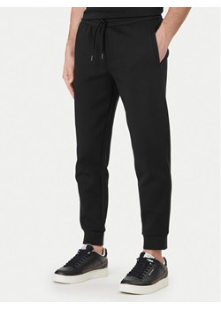 Armani Exchange Spodnie dresowe XM000373 AF10818 UC001 Czarny Regular Fit ze sklepu MODIVO w kategorii Spodnie męskie - zdjęcie 189126913