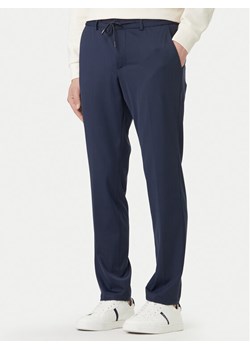 Guess Chinosy M5BB75 WHHO2 Granatowy Slim Fit ze sklepu MODIVO w kategorii Spodnie męskie - zdjęcie 189127001