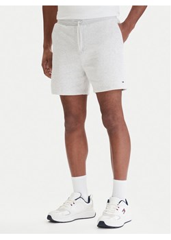 Tommy Jeans Szorty sportowe DM0DM21931 Szary Regular Fit ze sklepu MODIVO w kategorii Spodenki męskie - zdjęcie 189127024