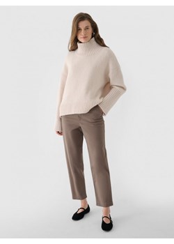 Damskie spodnie casual tkaninowe Outhorn OTHWAW24TTROF1084 - brązowe ze sklepu Sportstylestory.com w kategorii Spodnie damskie - zdjęcie 189130671