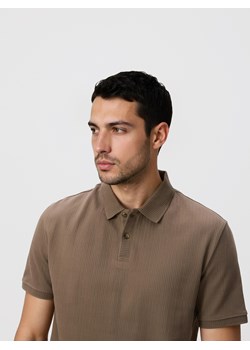 Reserved - Koszulka polo regular ze strukturalnej dzianiny - brązowy ze sklepu Reserved w kategorii T-shirty męskie - zdjęcie 189131460