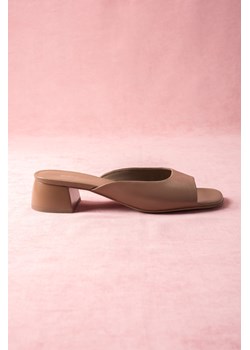 Estro: Brązowe klapki damskie ze skóry naturalnej na niskim obcasie ze sklepu Estro w kategorii Klapki damskie - zdjęcie 189132513