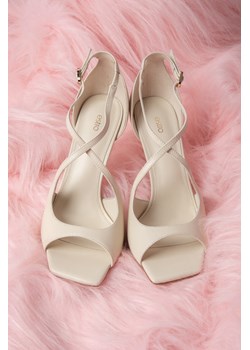 Estro: Jasnobeżowe sandałki damskie na szpilce z ozdobnym zapięciem ze sklepu Estro w kategorii Sandały damskie - zdjęcie 189132561