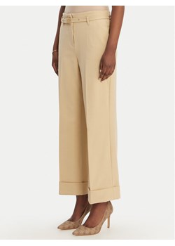 Guess Spodnie materiałowe W6GB17 W1894 Brązowy Regular Fit ze sklepu MODIVO w kategorii Spodnie damskie - zdjęcie 189135722