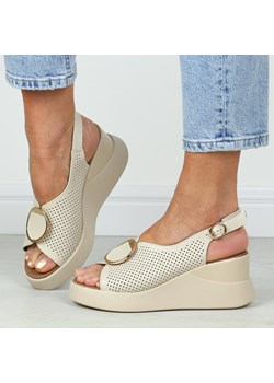 Beżowe skórzane sandały damskie na koturnie T.Sokolski L26-248 ze sklepu suzana.pl w kategorii Sandały damskie - zdjęcie 189136602