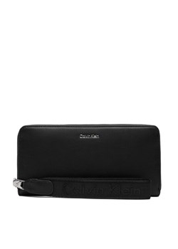 Portfel Calvin Klein Webbing Strap Long Zip Around LV04F1174G Czarny ze sklepu eobuwie.pl w kategorii Portfele damskie - zdjęcie 189145103
