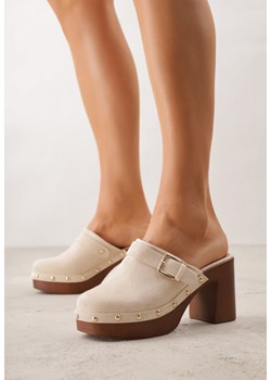 Beżowe Klapki na Obcasie Typu Chodaki Ozdobione Nitami i Klamrami Herminna ze sklepu born2be.pl w kategorii Klapki damskie - zdjęcie 189160372