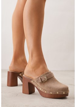 Ciemnobeżowe Klapki na Obcasie Typu Chodaki Ozdobione Nitami i Klamrami Herminna ze sklepu born2be.pl w kategorii Klapki damskie - zdjęcie 189160381