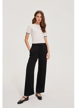 Spodnie z wiskozy czarne ze sklepu Moodo.pl w kategorii Spodnie damskie - zdjęcie 189161650