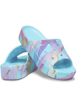 Crocs Klapki "Neptune" w kolorze błękitnym ze wzorem ze sklepu Limango Polska w kategorii Klapki damskie - zdjęcie 189173713
