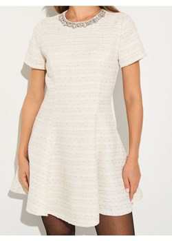 Sinsay - Marynarkowa sukienka mini z ozdobnymi cyrkoniami - kremowy ze sklepu Sinsay w kategorii Sukienki - zdjęcie 189180831