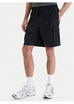 Under Armour Szorty sportowe UA Vibe Woven Cargo 1386560 Czarny Regular Fit ze sklepu MODIVO w kategorii Spodenki męskie - zdjęcie 189185694