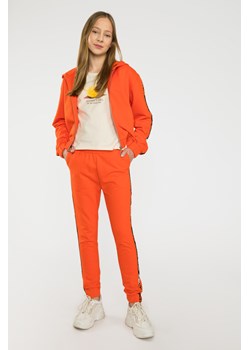 Pomarańczowe spodnie dresowe z ozdobnymi lampasami, Rozmiar - 164, Kolor - Pomarańczowy ze sklepu REPORTER w kategorii Spodnie dziewczęce - zdjęcie 189208240