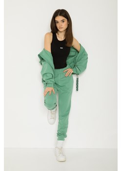 Zielone spodnie dresowe z nadrukiem graffiti, Rozmiar - 140, Kolor - Zielony ze sklepu REPORTER w kategorii Spodnie dziewczęce - zdjęcie 189208362