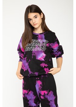 Fioletowa bluza dresowa z nadrukiem tie dye i napisem, Rozmiar - 146, Kolor - Multikolor ze sklepu REPORTER w kategorii Bluzy dziewczęce - zdjęcie 189208381